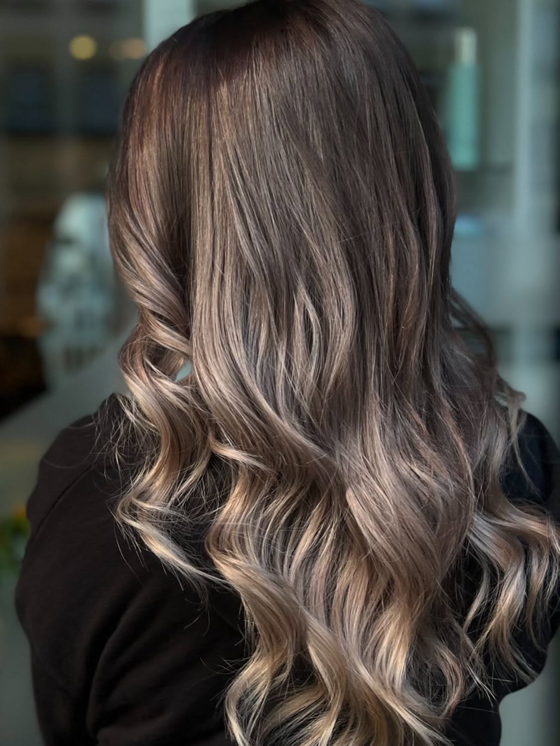 Capelli castani con sfumature chiare e onde